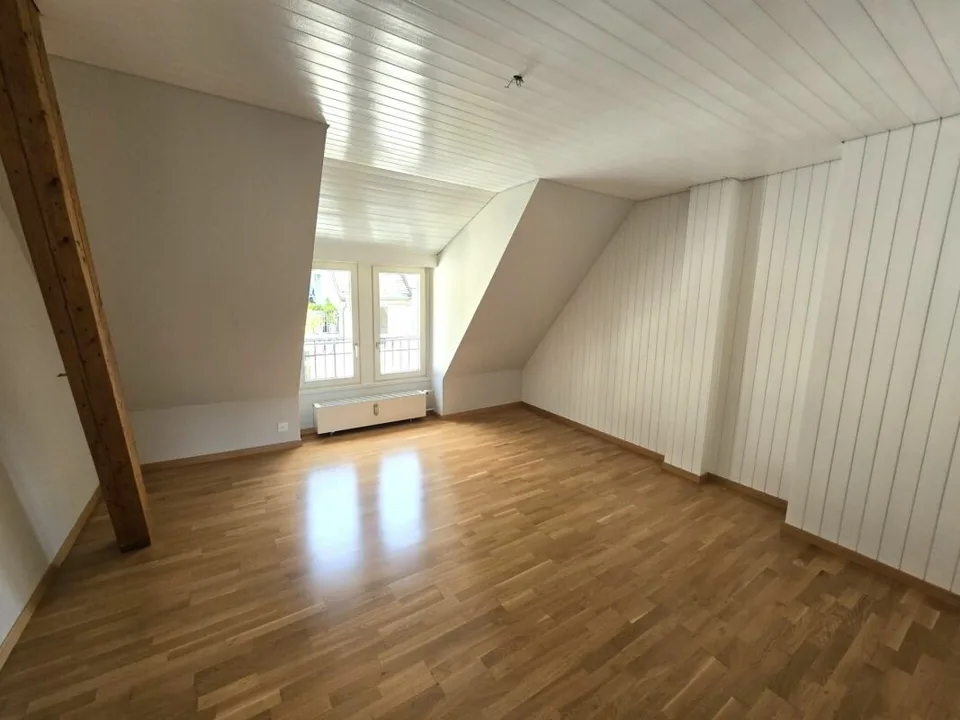 Helle 3.5-Zimmer-Dachgeschosswohnung im 4. OG – Foto 4 von 9
