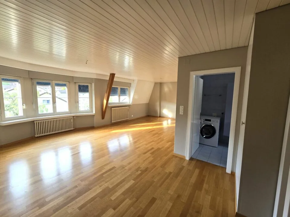 Helle 3.5-Zimmer-Dachgeschosswohnung im 4. OG – Foto 8 von 9