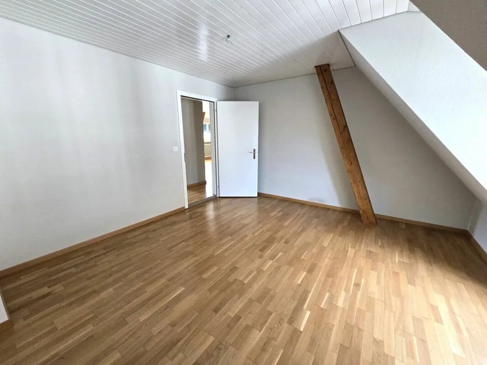 Helle 3.5-Zimmer-Dachgeschosswohnung im 4. OG – Foto 5 von 9