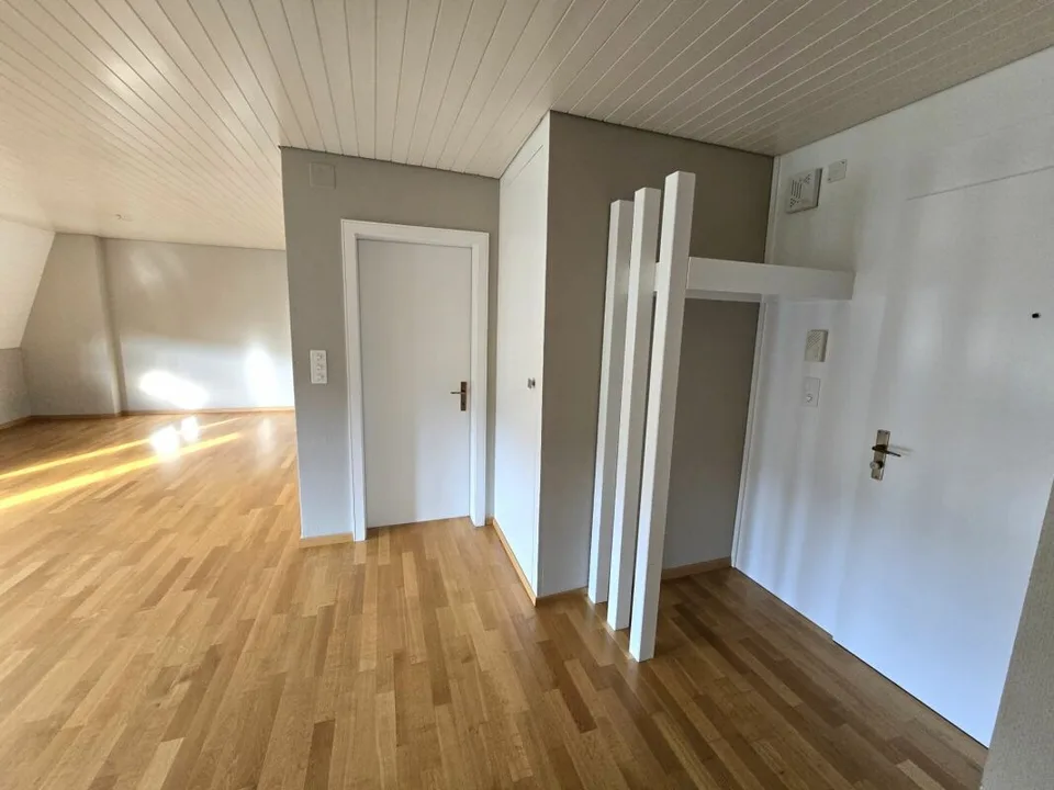 Helle 3.5-Zimmer-Dachgeschosswohnung im 4. OG – Foto 2 von 9