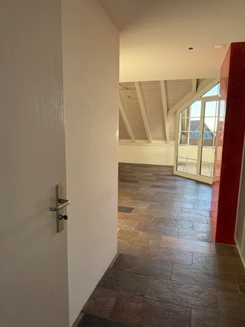 3 1/2-Zimmer-Maisonette-Wohnung mit traumhafter Weitsicht mitten im Golfparadies – Foto 3 von 30