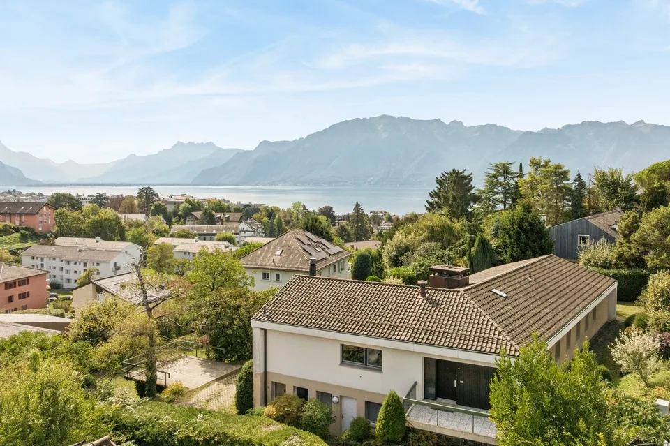 Architekten-Villa mit 8 Zimmern und Seeblick – Foto 3 von 13