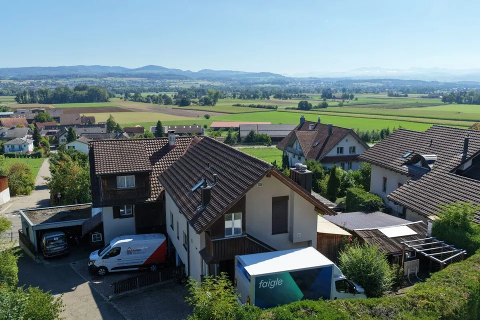 Vollvermietete Renditeliegenschaft in Aristau – 3 Wohneinheiten, Fernsicht, 3.34 % IST-Rendite – Foto 3 von 17