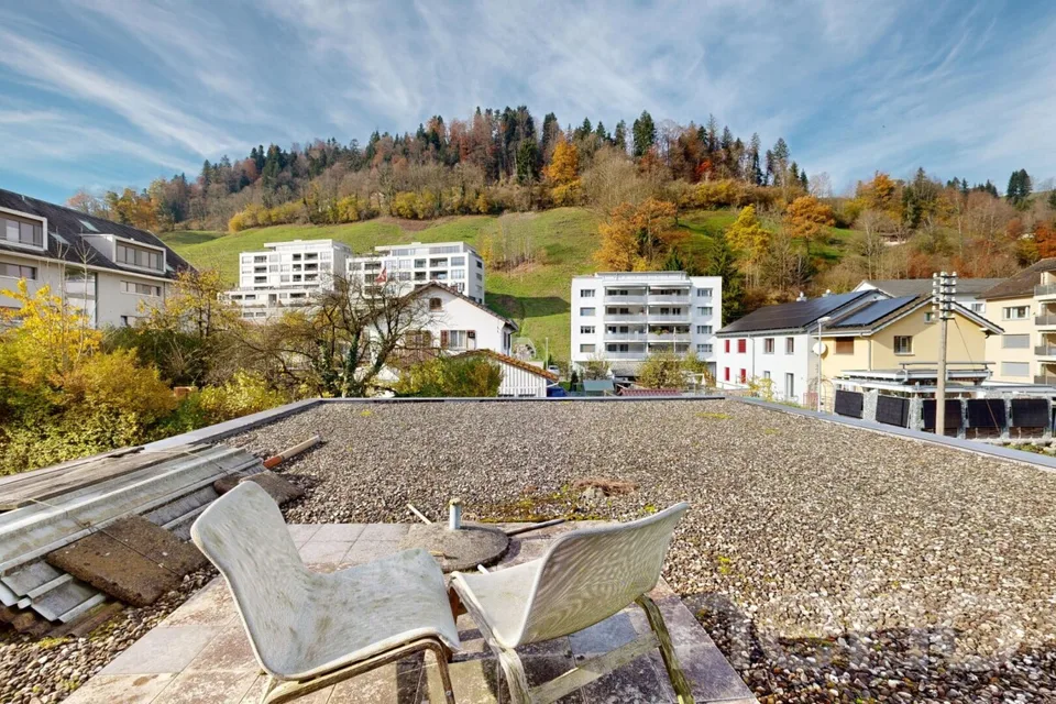 Felicità familiare in una strada chiusa tranquilla con grande giardino – foto 11 di 12