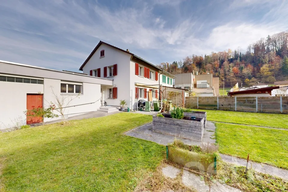 Felicità familiare in una strada chiusa tranquilla con grande giardino – foto 2 di 12