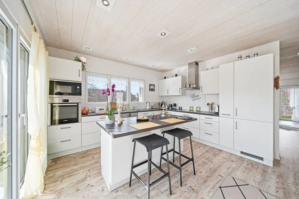 HAUSGEFÜHL PUR - 3.5 ZIMMER WOHNUNG MIT GROSSEM GARTEN – Foto 2 von 7