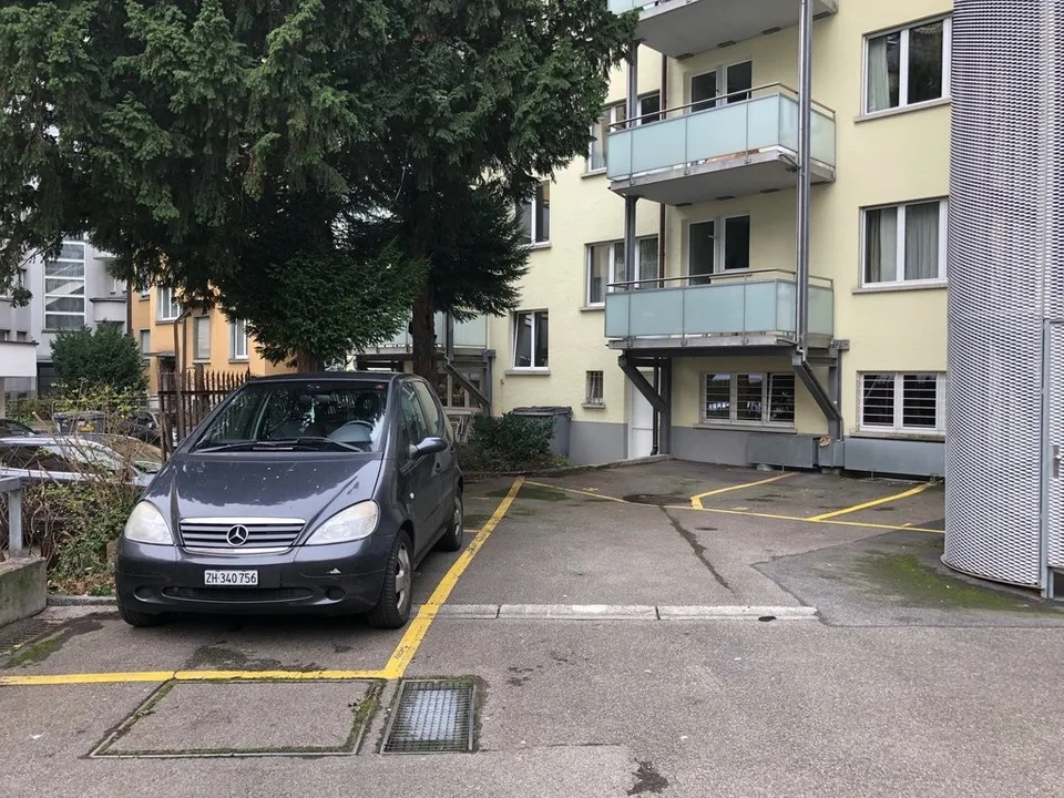 Parcheggio esterno diretto alla stazione di Enge – foto 2 di 2