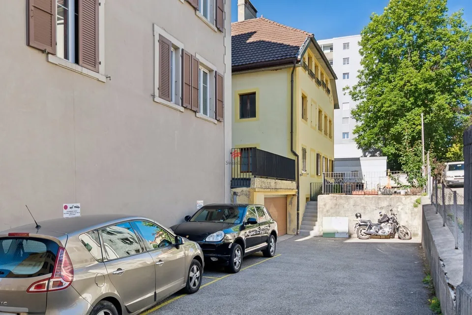 Mieteinbringendes Gebäude mit 5 Wohnungen, Büroräumen und Parkplätzen – Foto 3 von 10