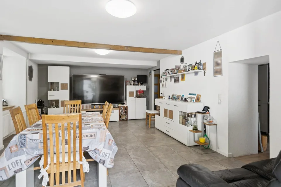 Mieteinbringendes Gebäude mit 5 Wohnungen, Büroräumen und Parkplätzen – Foto 5 von 10