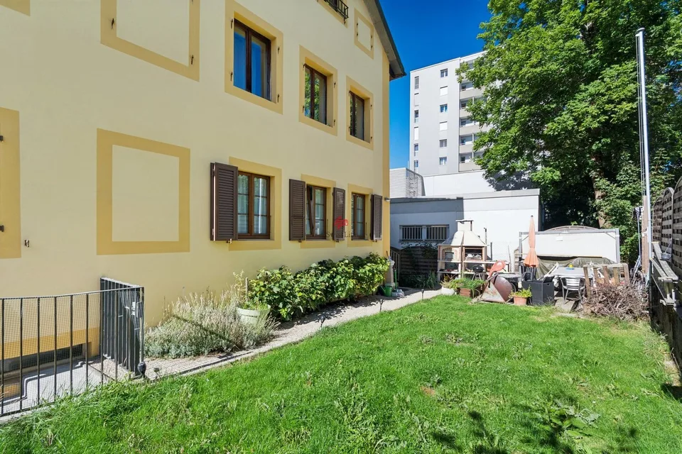 Mieteinbringendes Gebäude mit 5 Wohnungen, Büroräumen und Parkplätzen – Foto 2 von 10