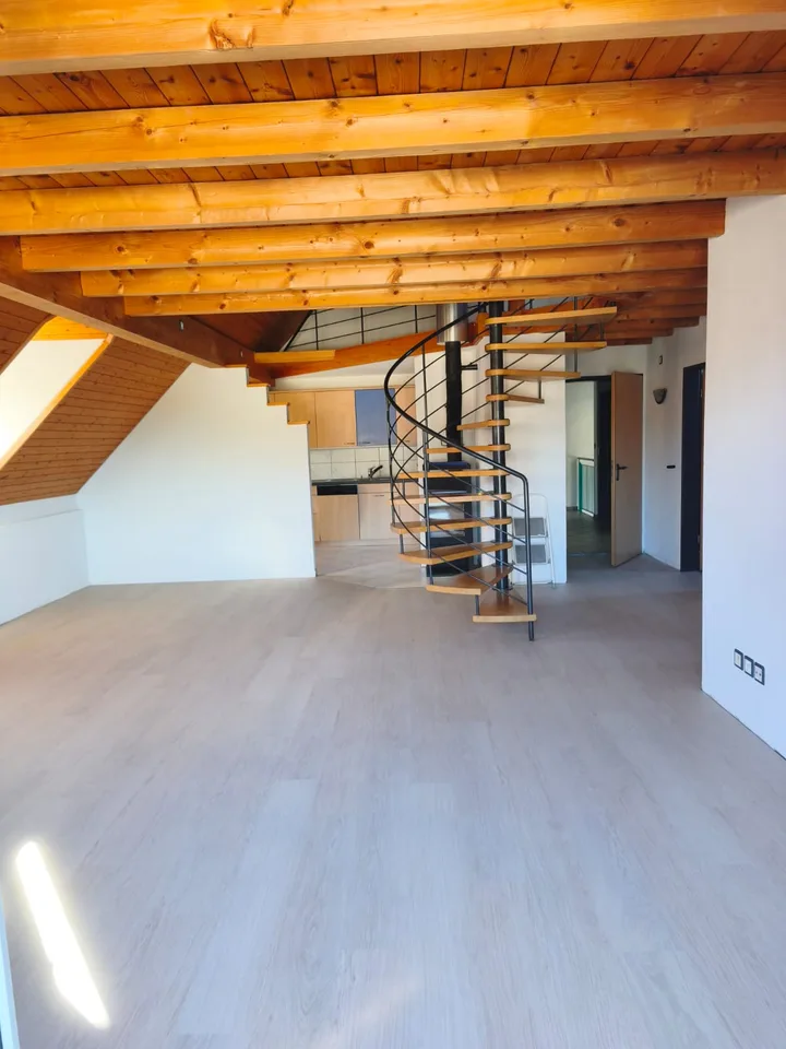 Exclusive 3.5-room maisonette apartment with gallery and Swedish stove – photo 2 of 13