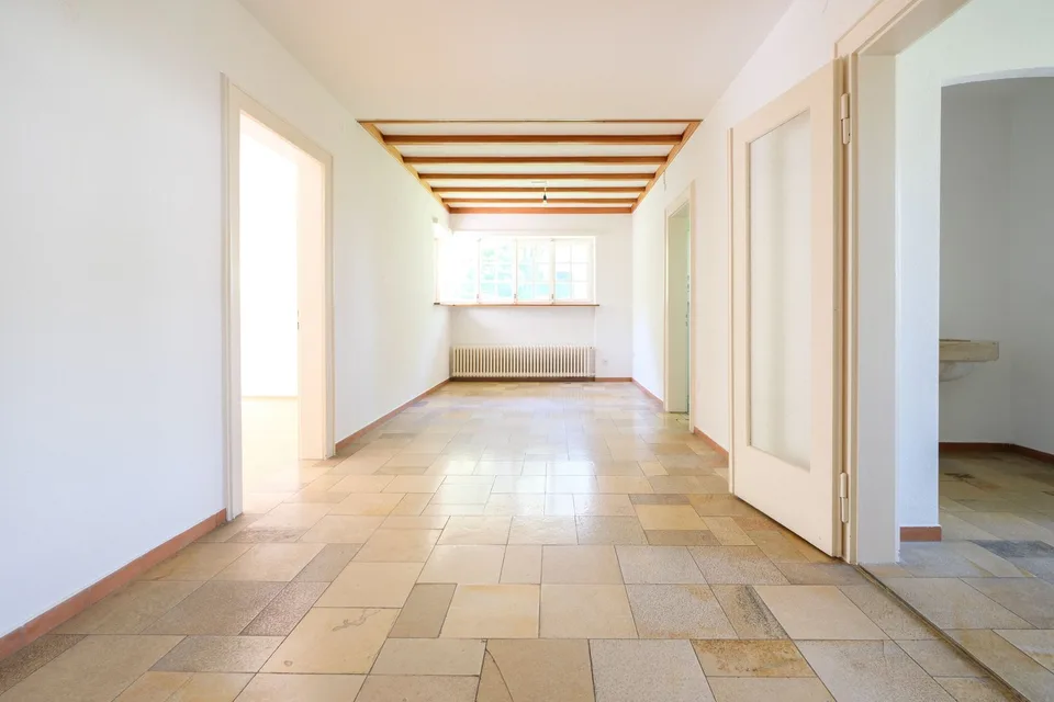 Beaucoup d'espace pour un temps limité - Maison de 7,5 pièces avec grand jardin à Bottmingen – photo 3 sur 14