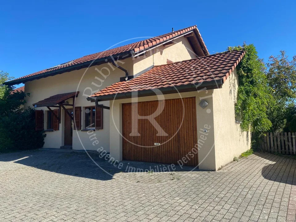 Geräumige 8-Zimmer-Villa mit großem Potenzial, 5 Minuten von der Bahnstation – Foto 12 von 13