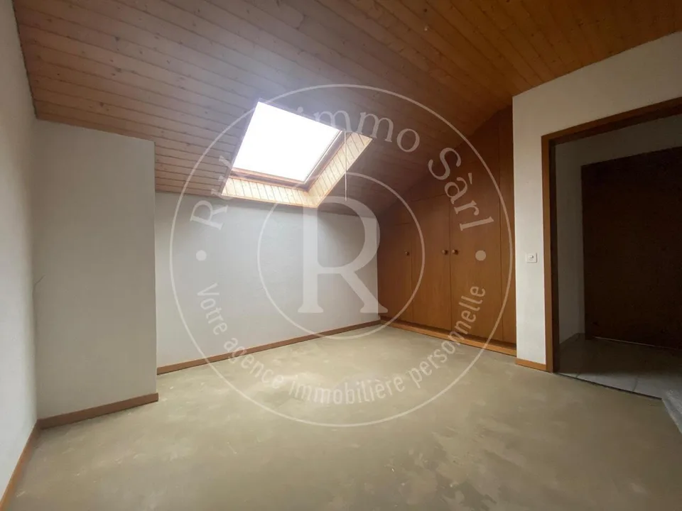 Geräumige 8-Zimmer-Villa mit großem Potenzial, 5 Minuten von der Bahnstation – Foto 7 von 13
