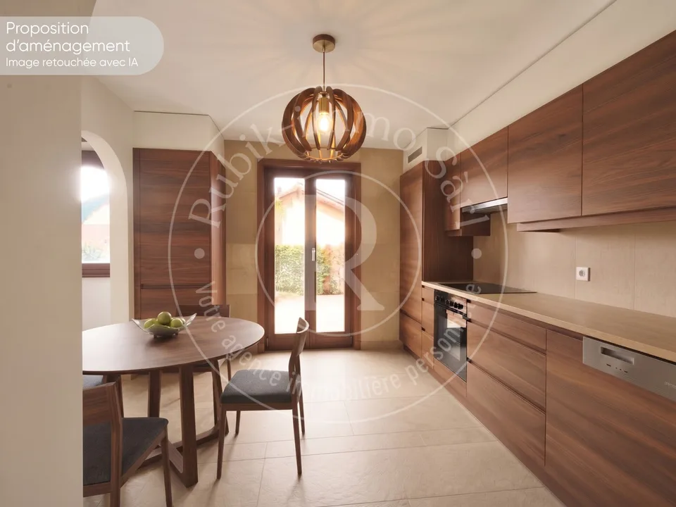 Geräumige 8-Zimmer-Villa mit großem Potenzial, 5 Minuten von der Bahnstation – Foto 2 von 13