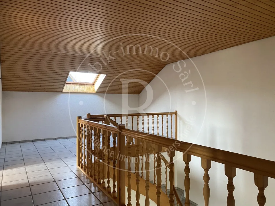 Geräumige 8-Zimmer-Villa mit großem Potenzial, 5 Minuten von der Bahnstation – Foto 8 von 13