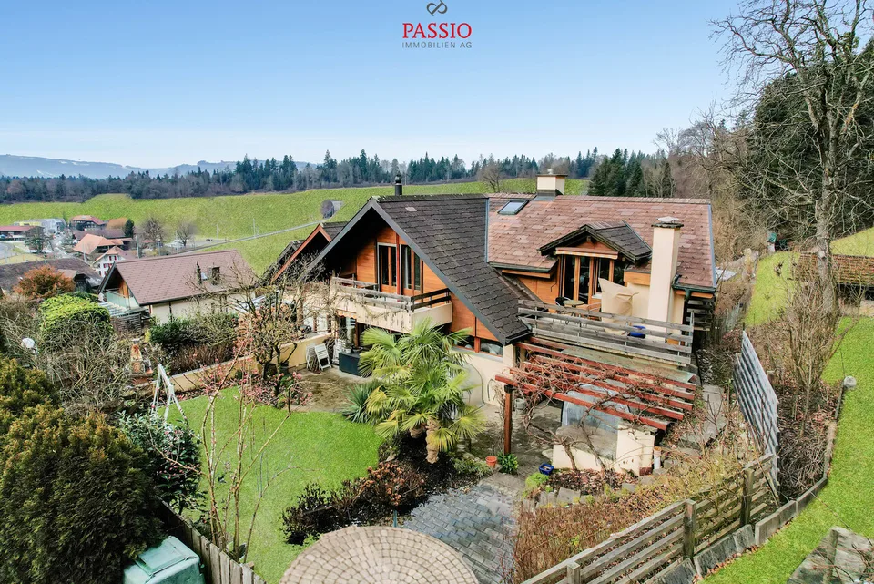 Grande casa a schiera di 10 locali con giardino paradisiaco in posizione ottimale – foto 2 di 13