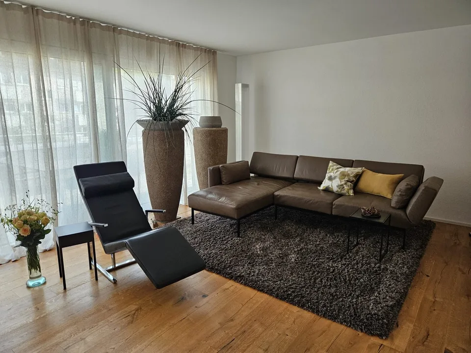 Moderne 3.5-Zimmer-Attikawohnung 86m2 mit Terrasse 93m2 und Balkon – Foto 2 von 16