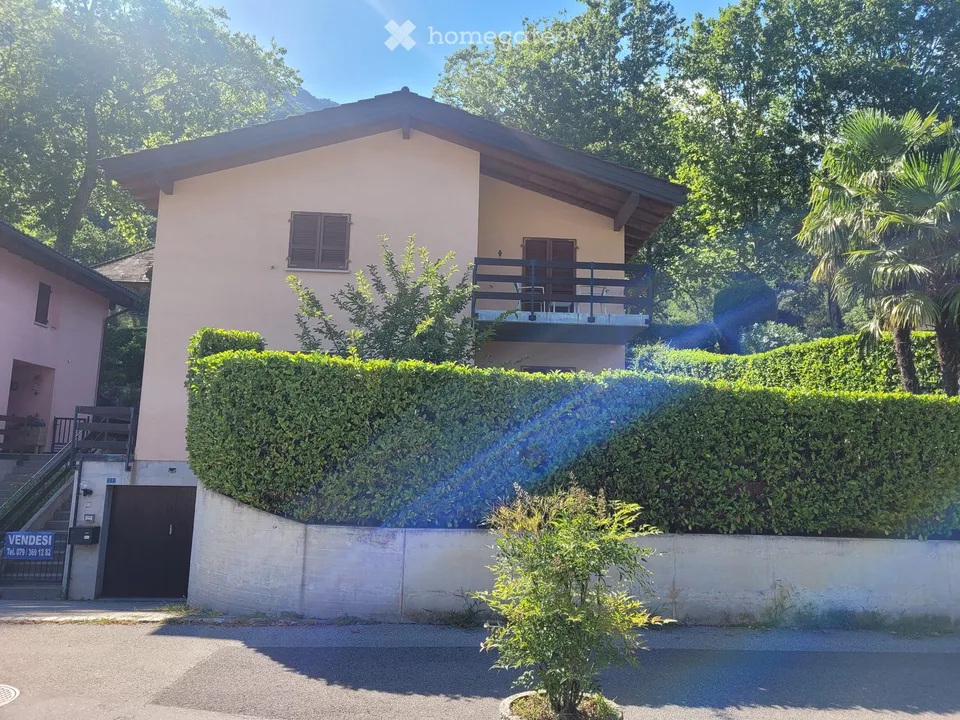 Bella casa unifamiliare con giardino e fantastica vista lago - Riva San Vitale TI – photo 2 sur 20