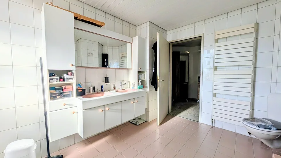 Lumineux avec deux balcons, cheminée & deux cases de garage – photo 12 sur 25