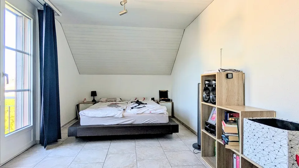 Lumineux avec deux balcons, cheminée & deux cases de garage – photo 14 sur 25