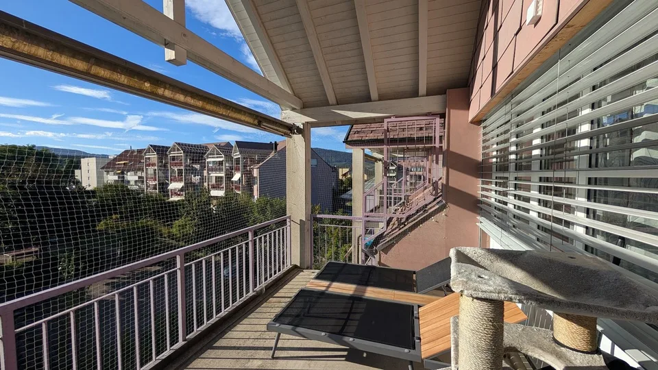 Lumineux avec deux balcons, cheminée & deux cases de garage – photo 2 sur 25