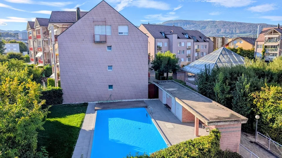 Lumineux avec deux balcons, cheminée & deux cases de garage – photo 23 sur 25