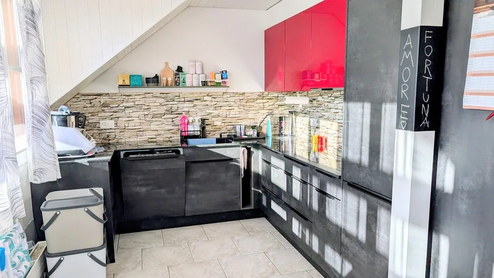 Lumineux avec deux balcons, cheminée & deux cases de garage – photo 5 sur 25