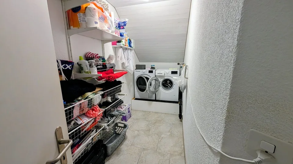 Lumineux avec deux balcons, cheminée & deux cases de garage – photo 21 sur 25