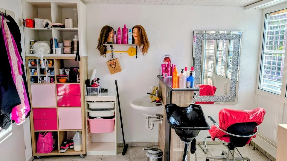 Lumineux avec deux balcons, cheminée & deux cases de garage – photo 20 sur 25