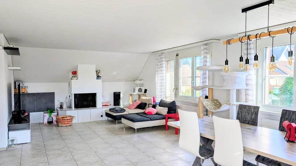 Lumineux avec deux balcons, cheminée & deux cases de garage – photo 3 sur 25