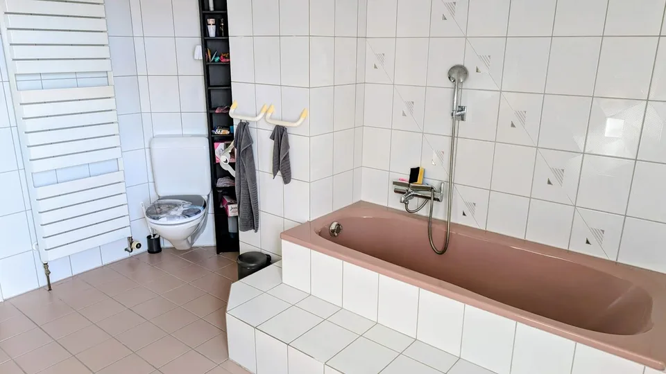 Lumineux avec deux balcons, cheminée & deux cases de garage – photo 13 sur 25