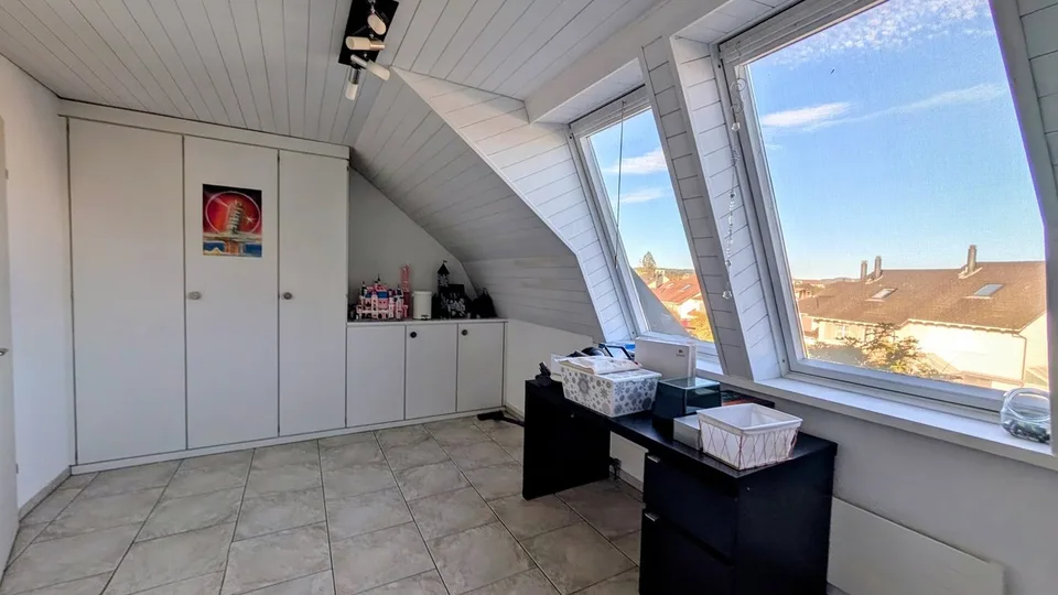 Lumineux avec deux balcons, cheminée & deux cases de garage – photo 18 sur 25