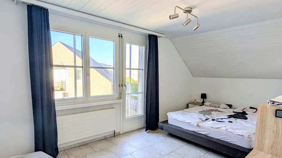 Lumineux avec deux balcons, cheminée & deux cases de garage – photo 15 sur 25
