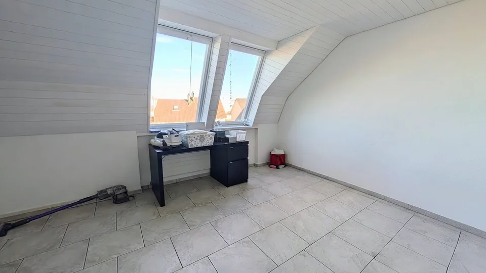 Lumineux avec deux balcons, cheminée & deux cases de garage – photo 17 sur 25