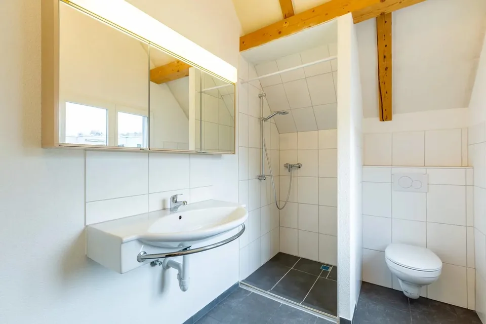 Casa a schiera di 5,5 locali appena ristrutturata in affitto a Kollbrunn – foto 4 di 9
