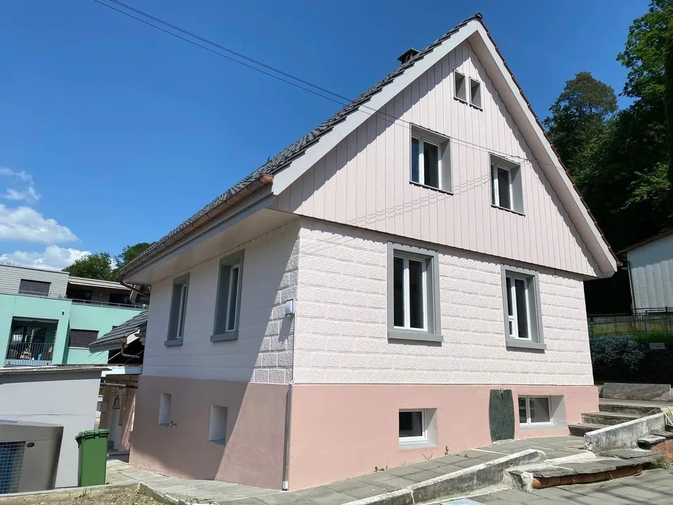 Casa a schiera di 5,5 locali appena ristrutturata in affitto a Kollbrunn – foto 2 di 9