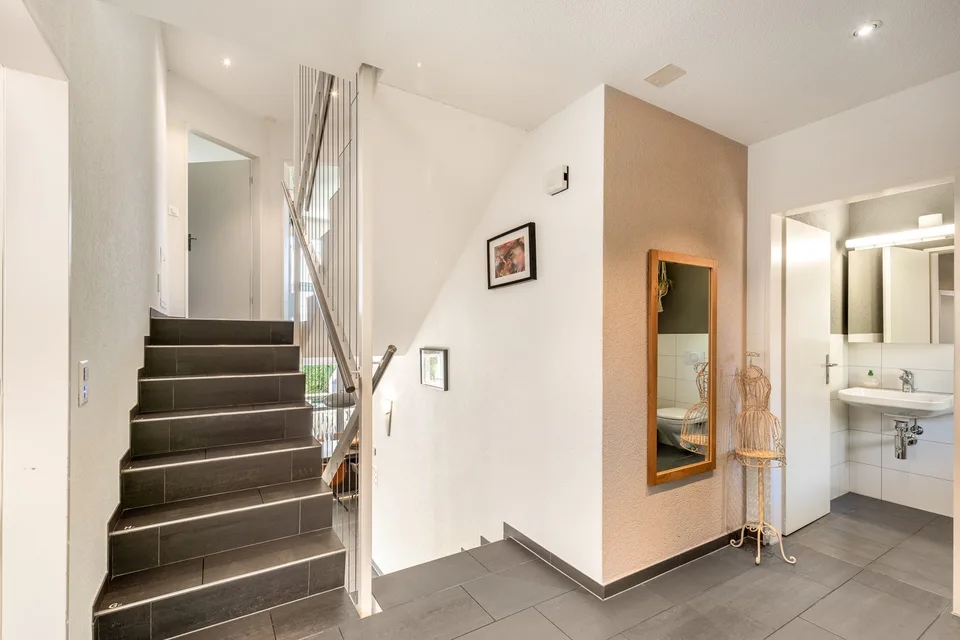 Modern, luxurious 7½-room villa with a heated swimming pool, etc. – Foto 5 von 13