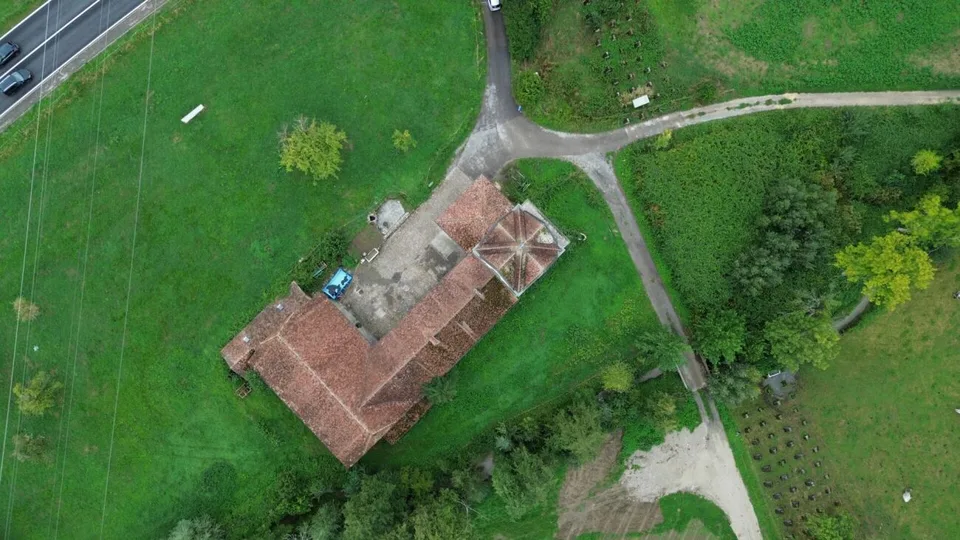 Eine Liebeserklärung mit Potenzial: Historisch wohnen und arbeiten am Murtensee. – Foto 3 von 13