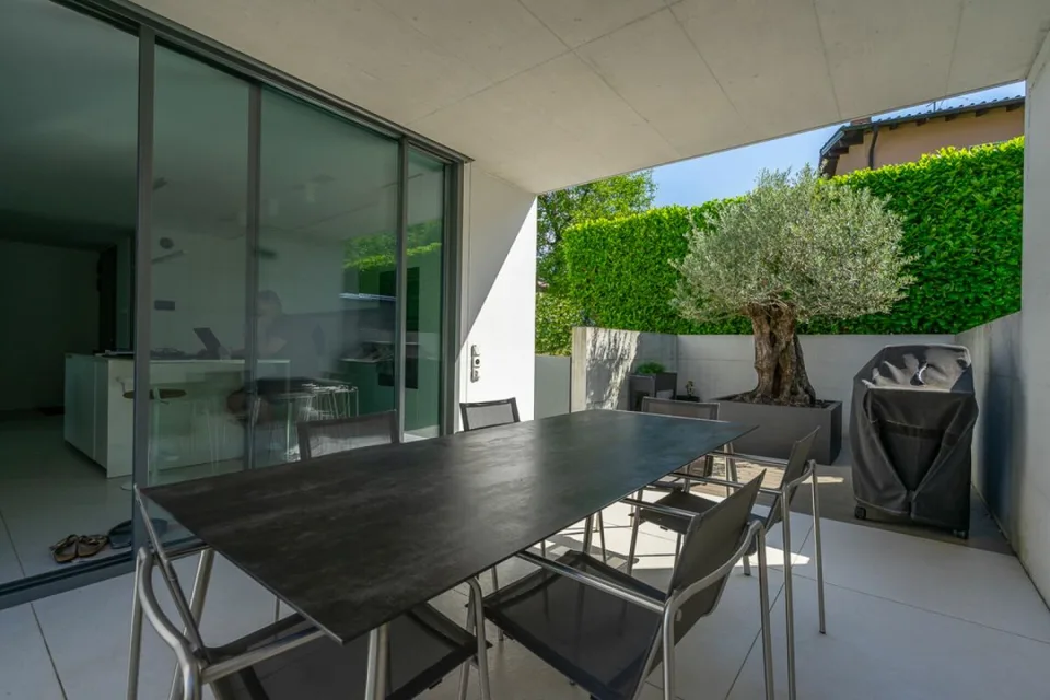 VILLA LUGANESE - VILLA MINERGIE AVEC PISCINE CHAUFFEE ET JARDIN PRIVE – photo 8 sur 17