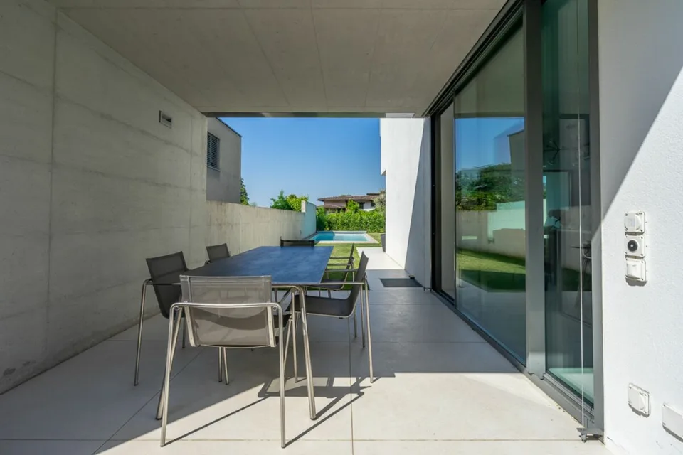 VILLA LUGANESE - VILLA MINERGIE AVEC PISCINE CHAUFFEE ET JARDIN PRIVE – photo 7 sur 17