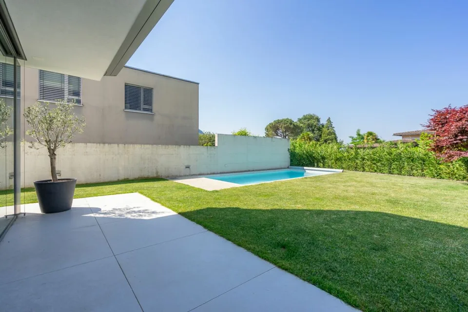 VILLA LUGANESE - VILLA MINERGIE AVEC PISCINE CHAUFFEE ET JARDIN PRIVE – photo 9 sur 17