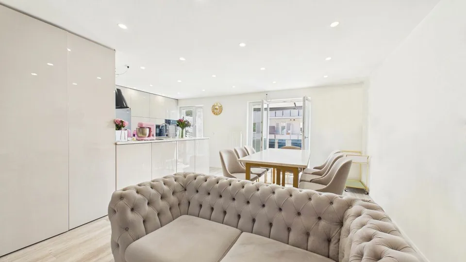 Modernisiertes 4.5-Zimmer-Reihenhaus mit viel Platz auf vier Etagen – Foto 4 von 12