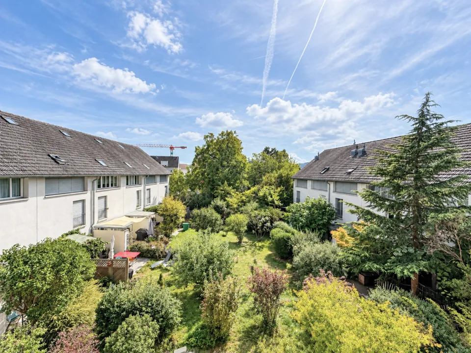Central, quiet, sunny, and top-floor: Charming maisonette apartment with underground parking included – photo 9 of 12