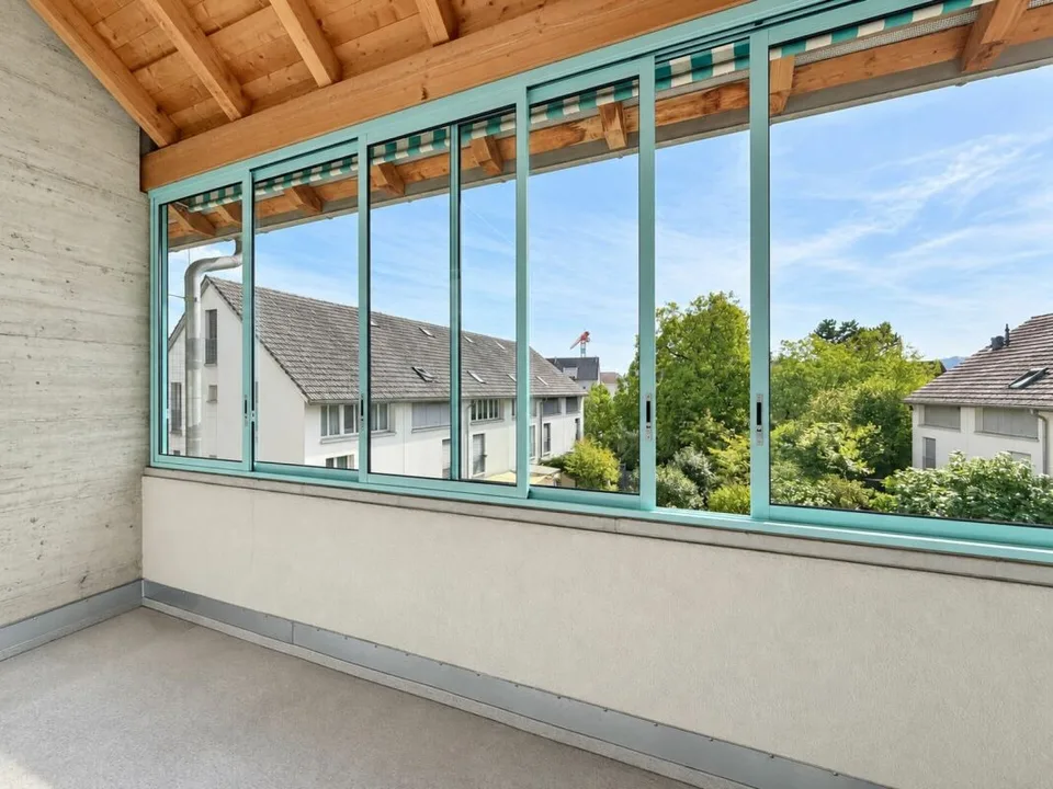 Central, quiet, sunny, and top-floor: Charming maisonette apartment with underground parking included – photo 4 of 12