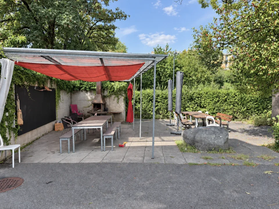 Central, quiet, sunny, and top-floor: Charming maisonette apartment with underground parking included – photo 10 of 12