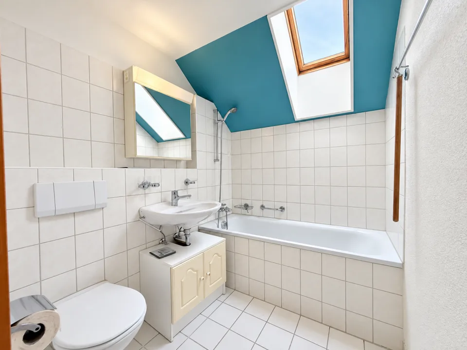 Central, quiet, sunny, and top-floor: Charming maisonette apartment with underground parking included – photo 7 of 12