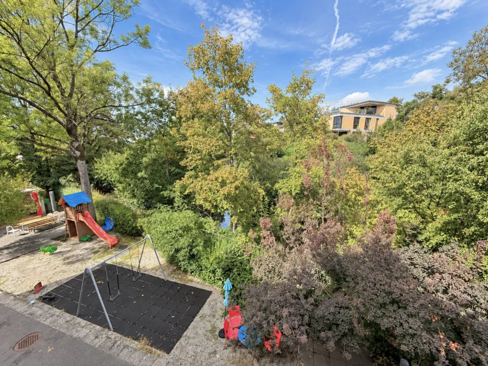 Central, quiet, sunny, and top-floor: Charming maisonette apartment with underground parking included – photo 11 of 12