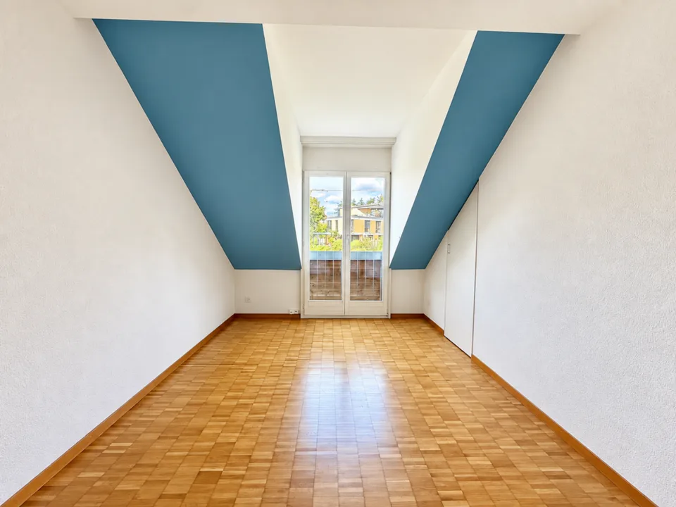 Central, quiet, sunny, and top-floor: Charming maisonette apartment with underground parking included – photo 8 of 12