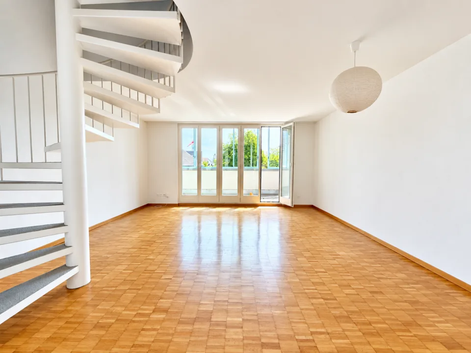 Central, quiet, sunny, and top-floor: Charming maisonette apartment with underground parking included – photo 2 of 12